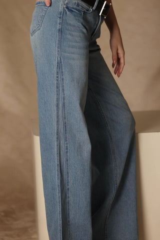 Low-Rise Wide-Leg Jeans in Vintage Wash