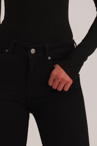 Mid-Rise Flared Jeans in Black